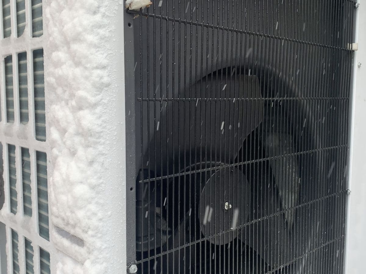 Unidad exterior de una bomba de calor de aerotermia instalada en una vivienda