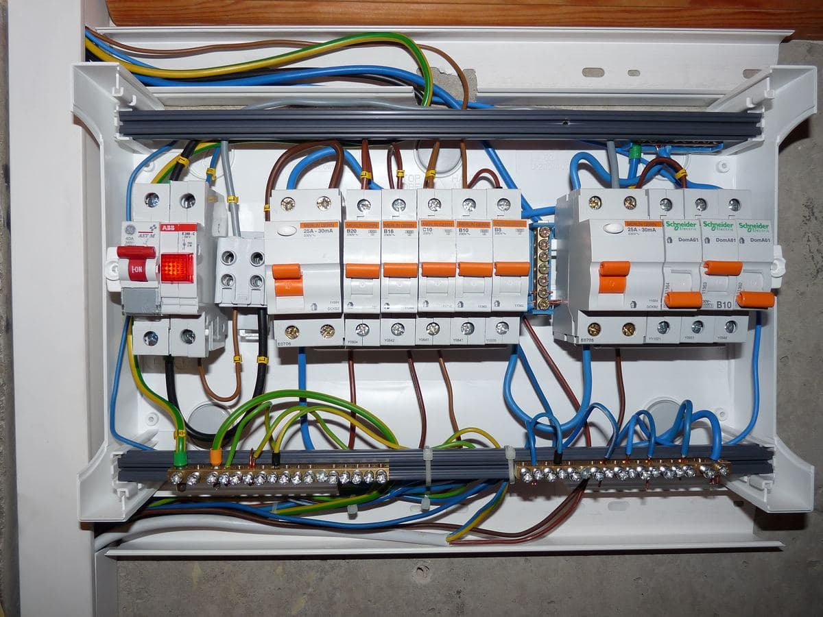 Cuadro eléctrico de una vivienda con los circuitos y diferenciales cableados