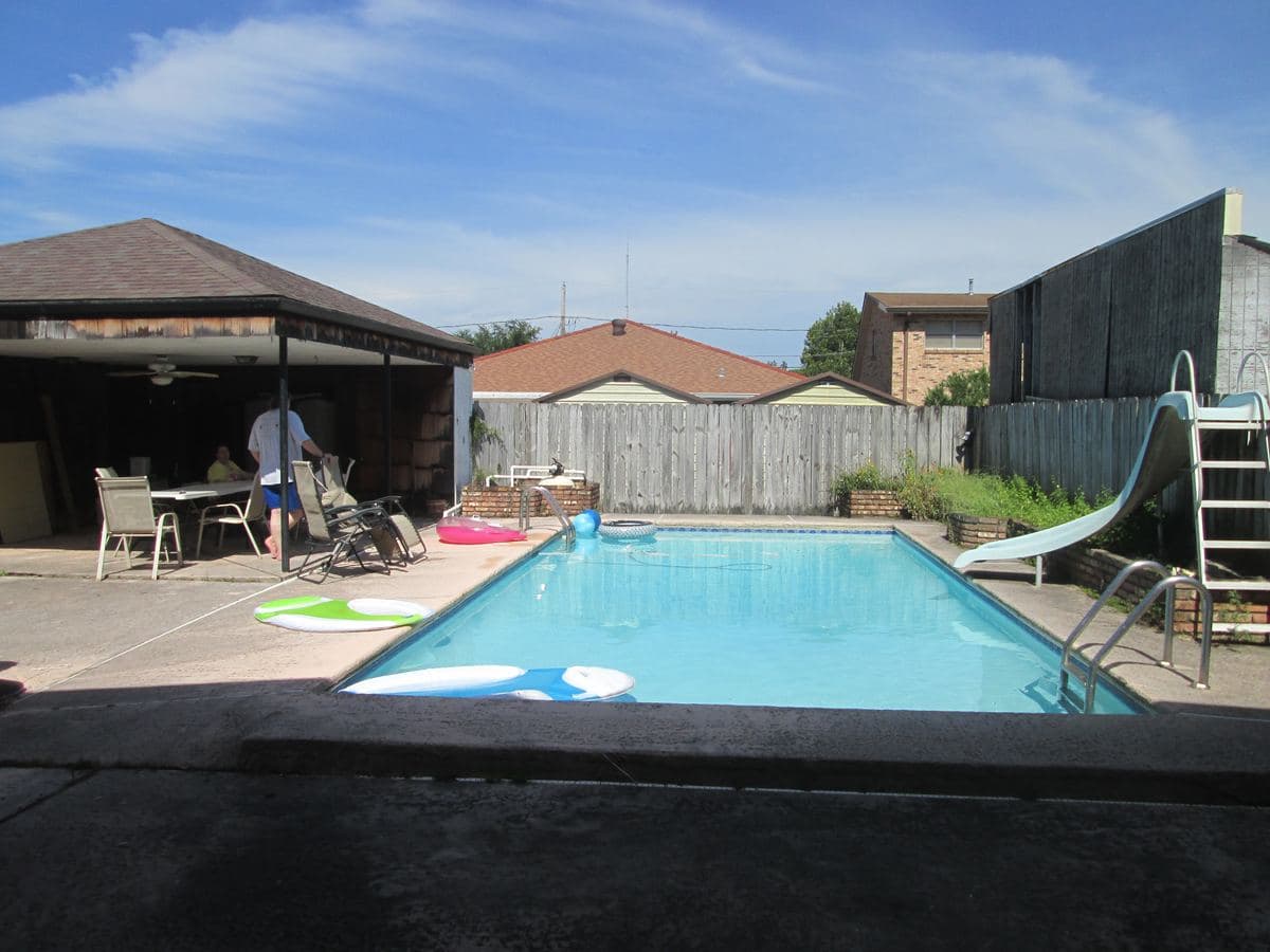 Piscina construida en el jardín trasero de una vivienda unifamiliar