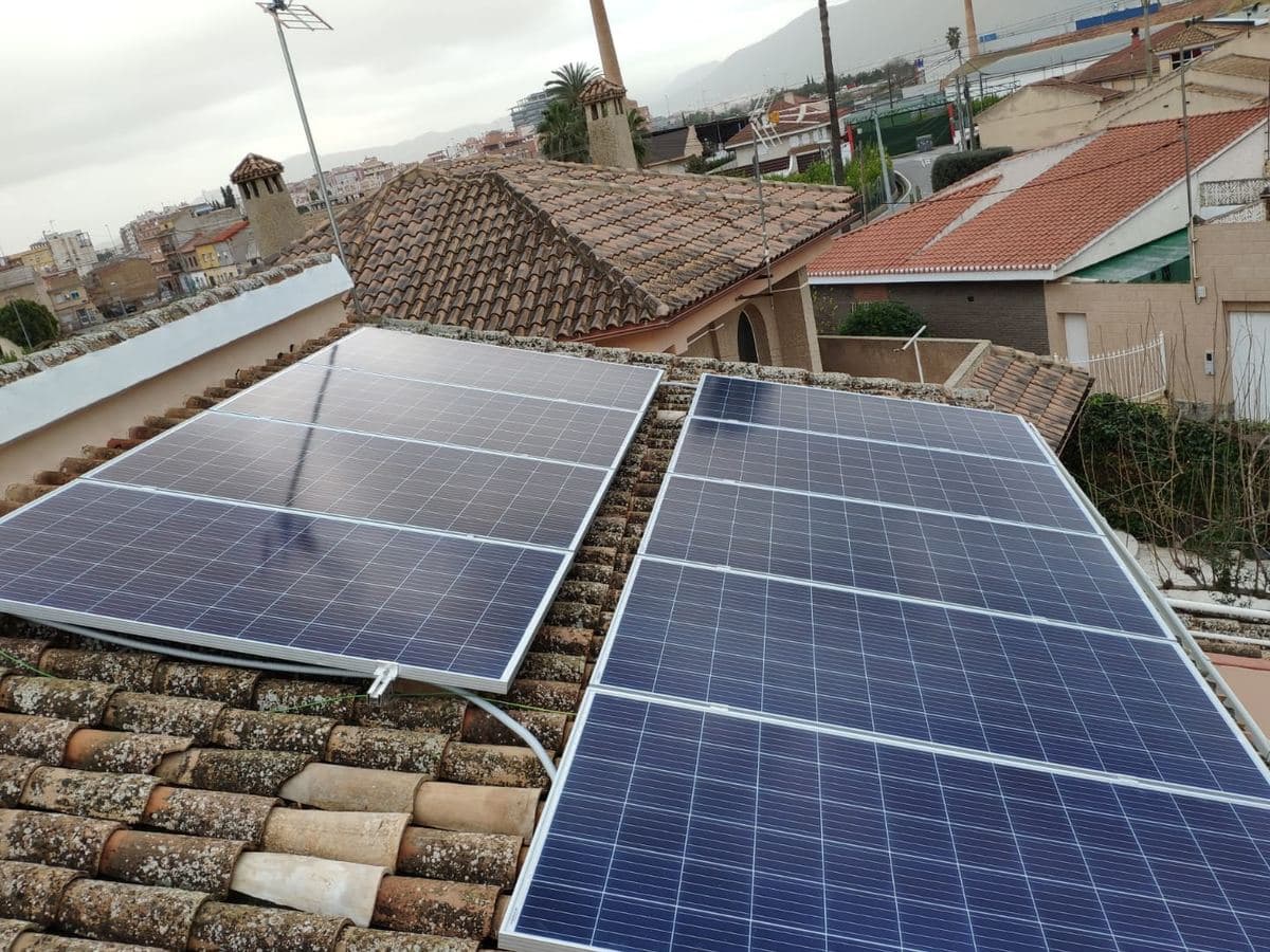 Instalación de placas solares fotovoltaicas sobre la cubierta de un edificio