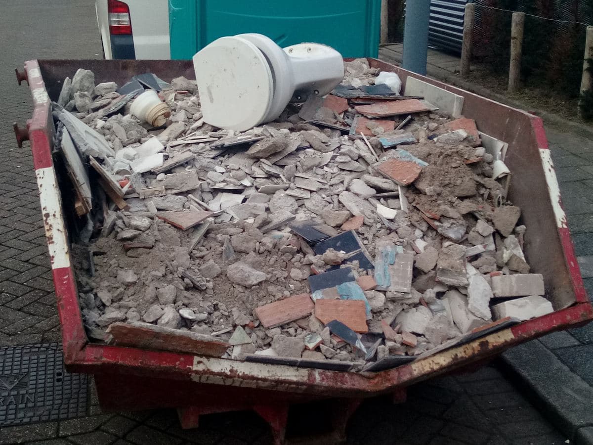 Interior de una vivienda durante una reforma integral, con paredes y suelos en obra
