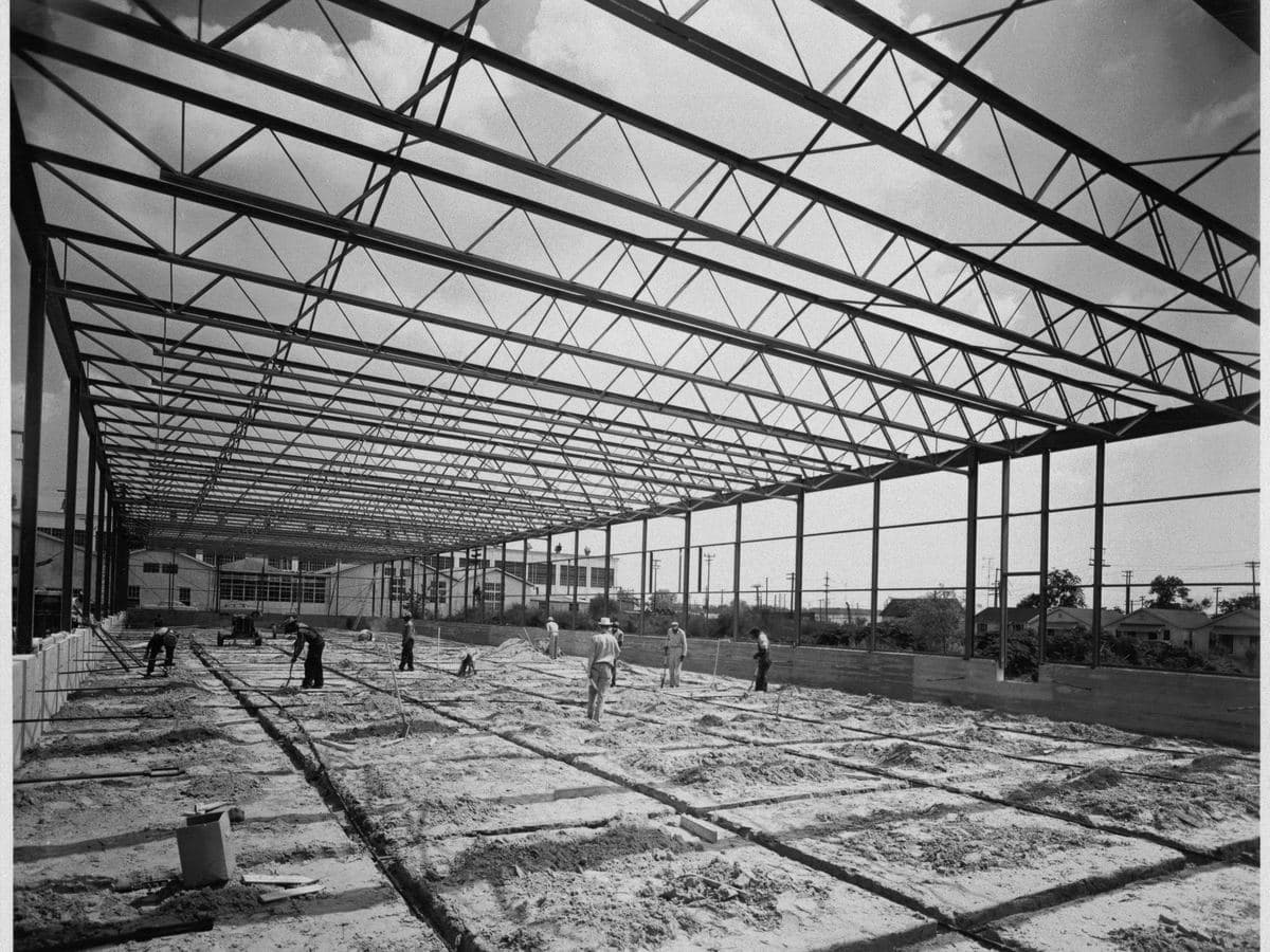 Nave industrial en construcción con la estructura metálica ya montada